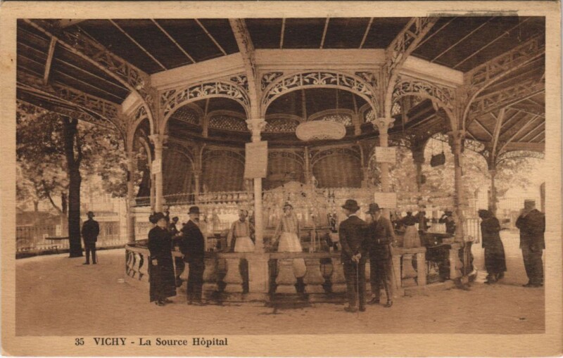 Carte postale ancienne Vichy Source de l'Hopital à Vichy