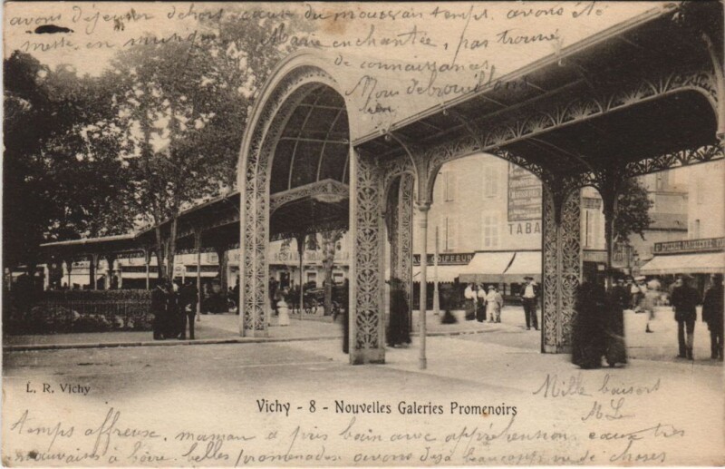Carte postale ancienne Vichy Nouvelles Galeries Promenoirs à Vichy