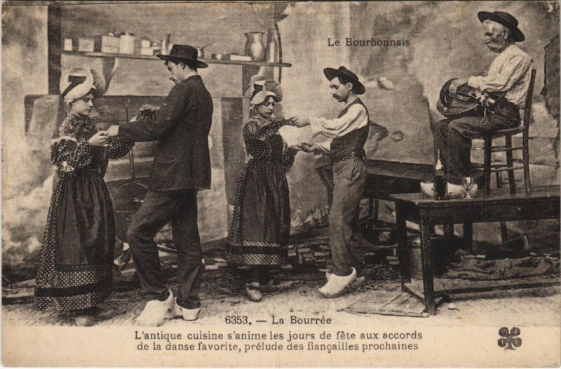 Carte postale ancienne La Bourree - Folklore