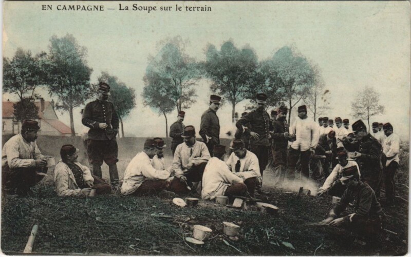 Carte postale ancienne En Campagne - La Soupe sur le Terrain
