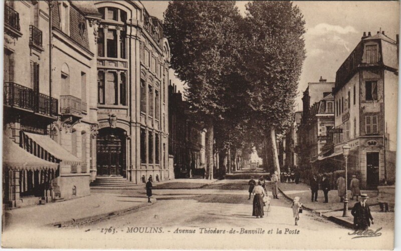 Carte postale ancienne Moulins Avenue Theodore-de-Banville et la Poste à Moulins