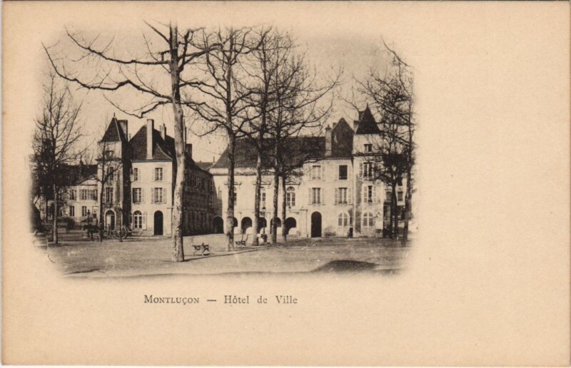 Carte postale ancienne Montlucon Hotel de Ville
