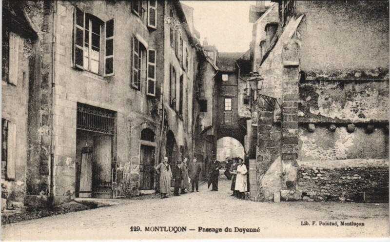 Carte postale ancienne Montlucon Passage du Doyenne