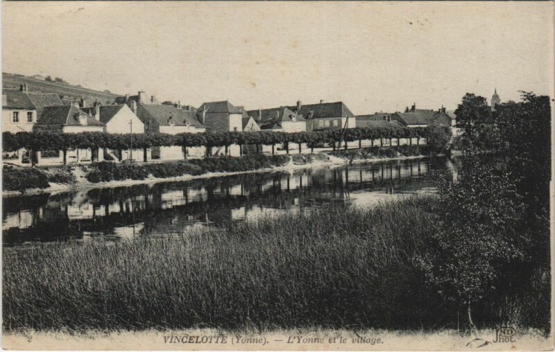 Carte postale ancienne Vincelotte L'Yonne et le Village