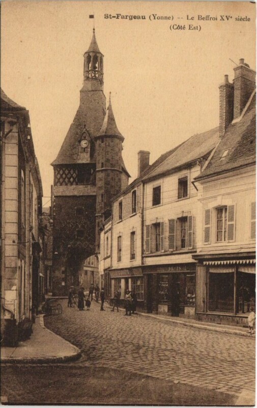 Carte postale ancienne Saint-Fargeau Le Beffroi à Saint-Fargeau