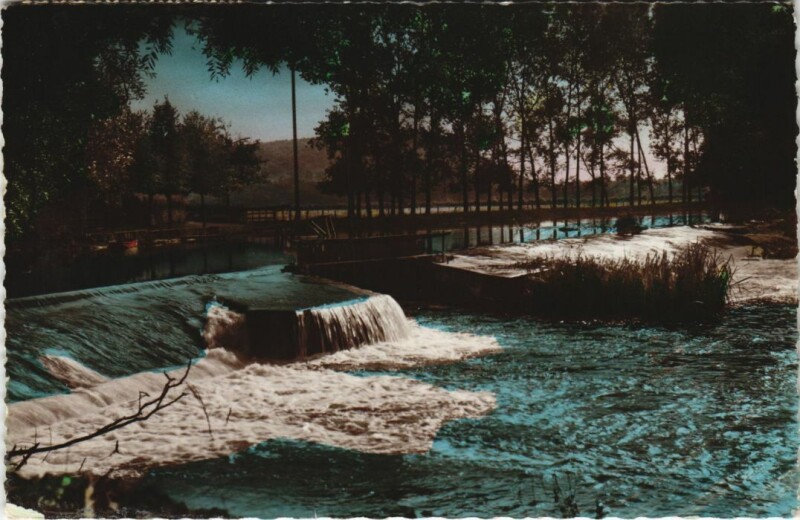 Carte postale ancienne Sermizelles La Plage et le Deversoir à Sermizelles