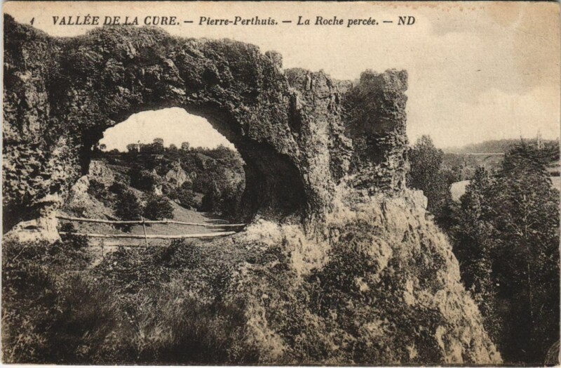 Carte postale ancienne Pierre-Perthuis La Roche Percee - Vallee de la Cure à Pierre-Perthuis