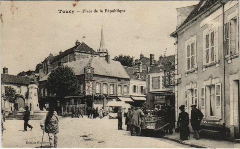 Carte postale ancienne Toucy Place de la Republique France à Toucy