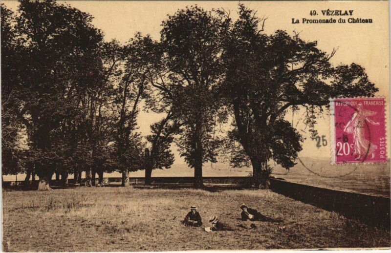 Carte postale ancienne Vezelay La Promenade du Chateau France