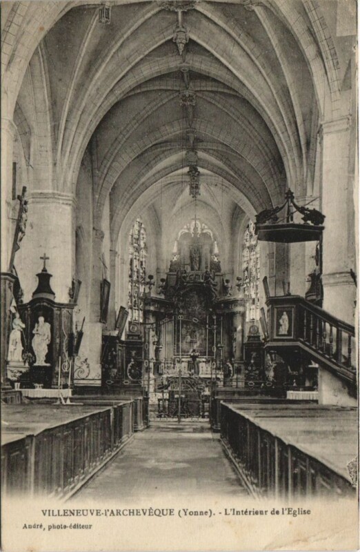 Carte postale ancienne Villeneuve-L'Archeveque L'Interieur de l'Eglise France