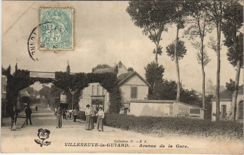 Carte postale ancienne Villeneuve la Guyard Avenue de la Gare France à Villeneuve-la-Guyard