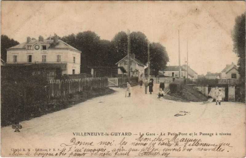 Carte postale ancienne Villeneuve la Guyard La Gare, Le Petit Pont France à Villeneuve-la-Guyard