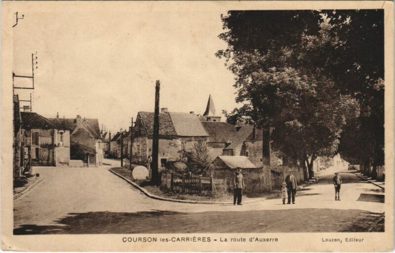 Carte postale ancienne Courson-les-Carrieres La route d'Auxerre France à Auxerre