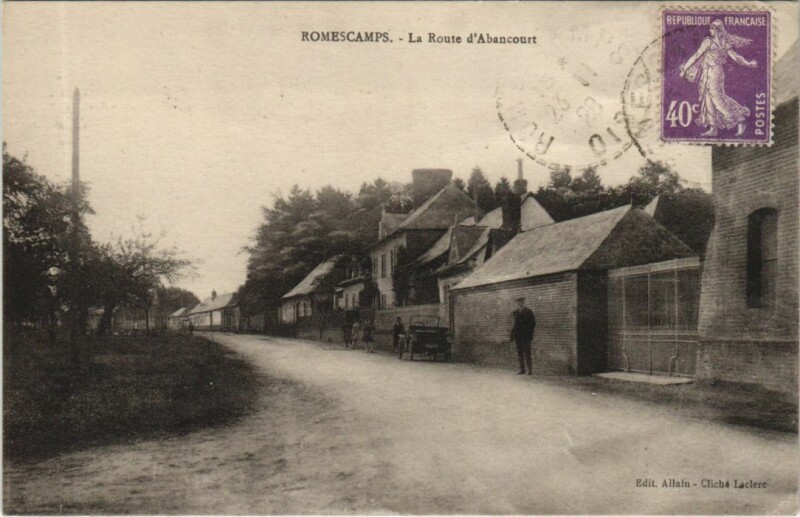 Carte postale ancienne Romescamps La Route d'Abancourt à Abancourt