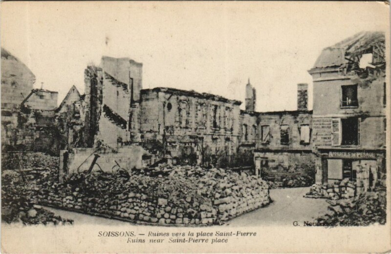 Carte postale ancienne Soissons Ruines vers la Place Saint-Pierre