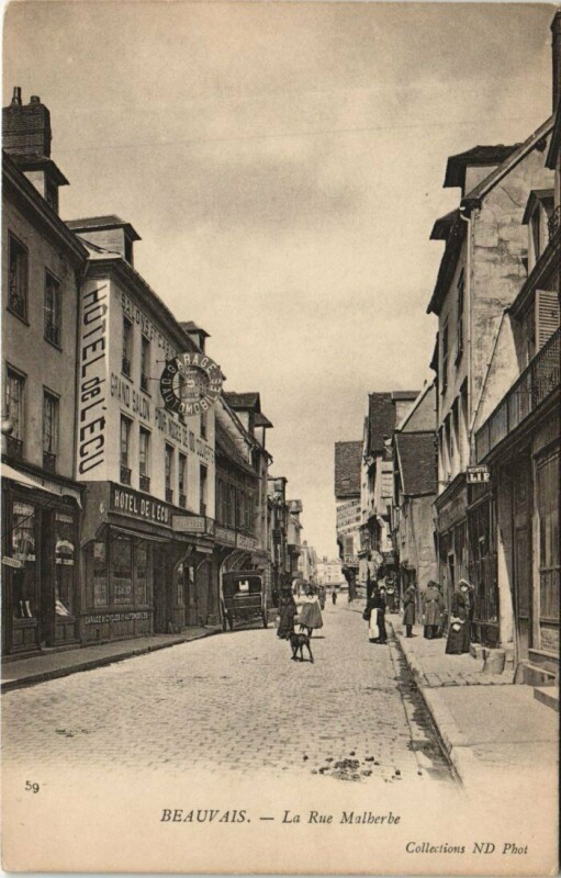 Carte postale ancienne Beauvais La Rue Malherbe à Beauvais
