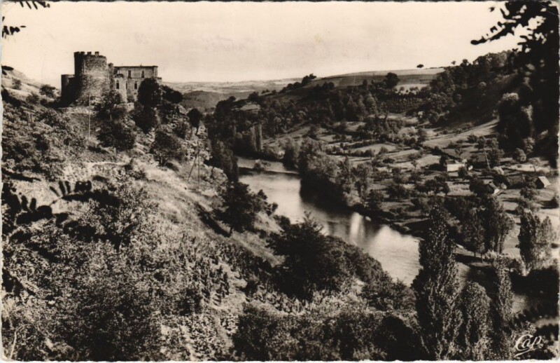 Carte postale ancienne Vallee de la Sioule Chouvigny Le Chateau Viaduc de Fades à Chouvigny
