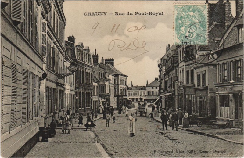 Carte postale ancienne Chauny Rue de Pont royal à Chauny