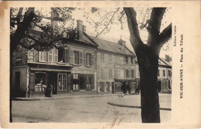 Carte postale ancienne Vic-Sur-Aisne Place des tilleuls à Vic-sur-Aisne