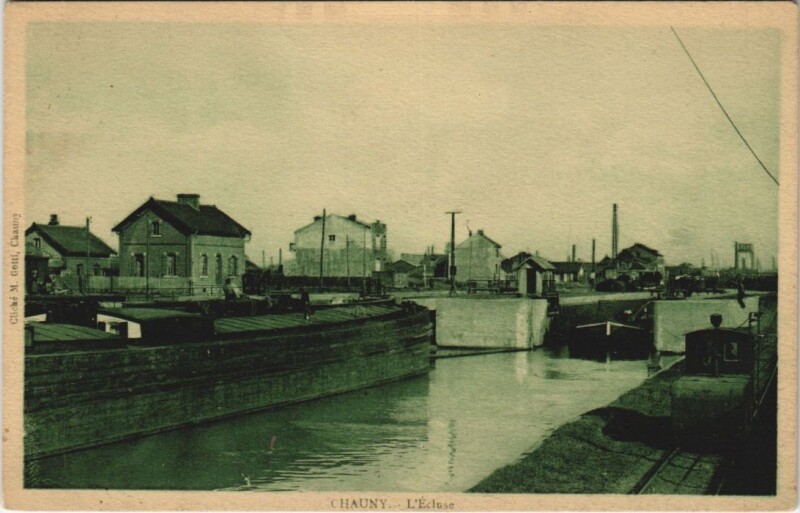 Carte postale ancienne Chauny L'ecluse à Chauny