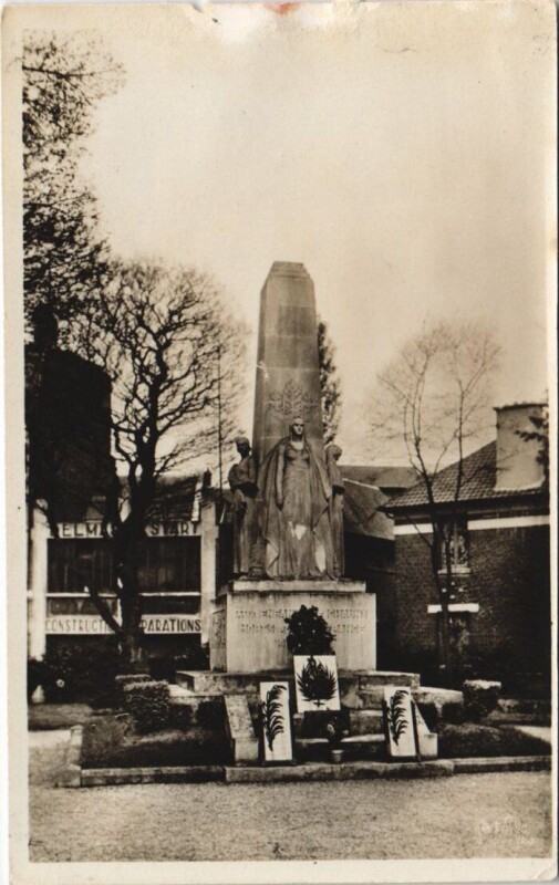 Carte postale ancienne Chauny Le Monument à Chauny