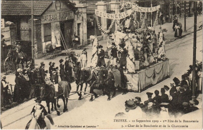 Carte postale ancienne Troyes Ier Fete de la Bonneterie 1909 Char de la Boucherie à Troyes