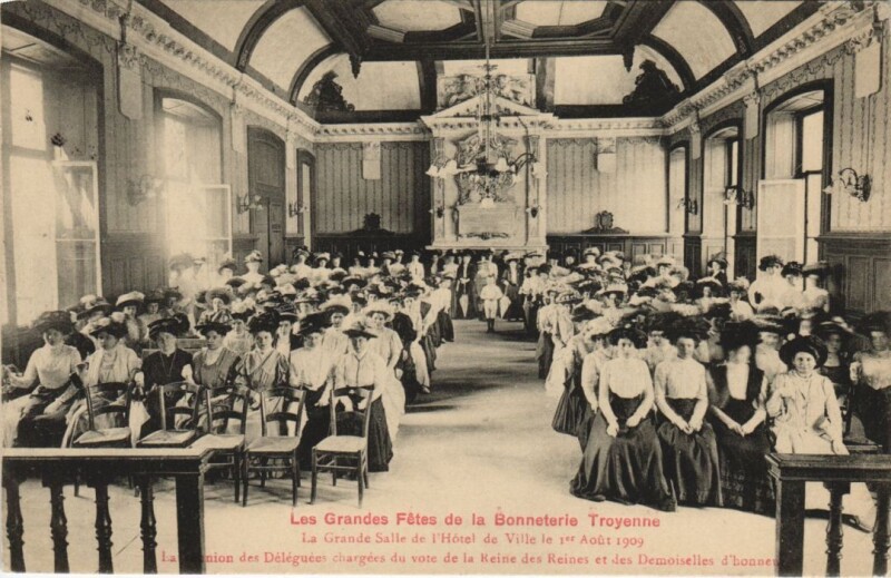 Carte postale ancienne Troyes Ier Fete de la Bonneterie 1909 Grande Salle à Troyes