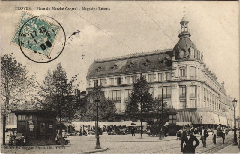 Carte postale ancienne Troyes place du marche Central Magasins reunis à Troyes