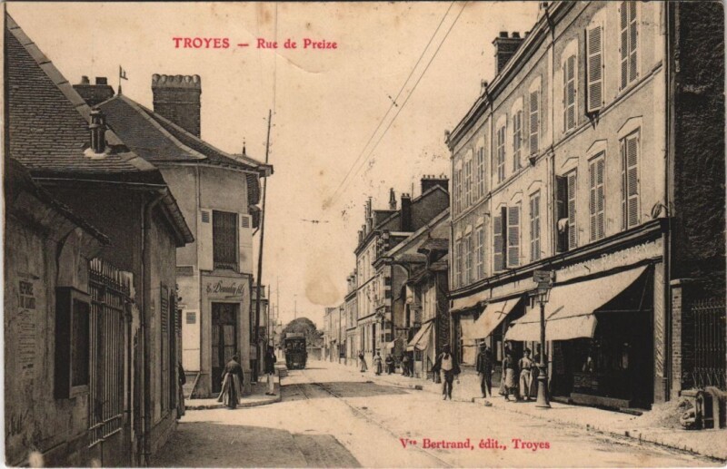 Carte postale ancienne Troyes Rue de Preize à Troyes