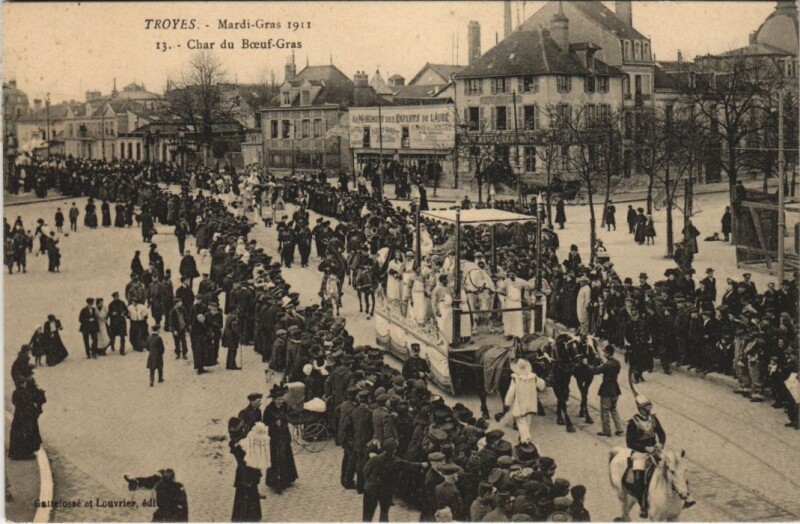 Carte postale ancienne Troyes mardi-gras 1911 Char du Boeuf Gras à Troyes