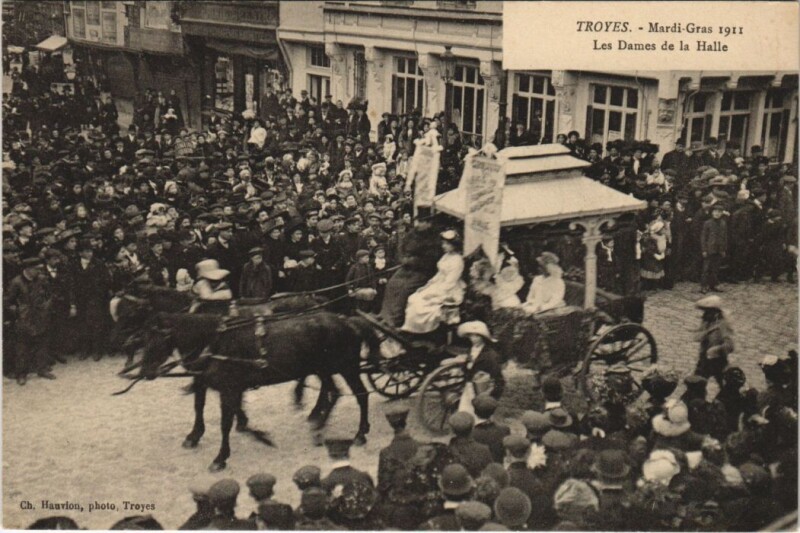 Carte postale ancienne Troyes mardi-gras 1911 Les Dames de la Halle à Troyes