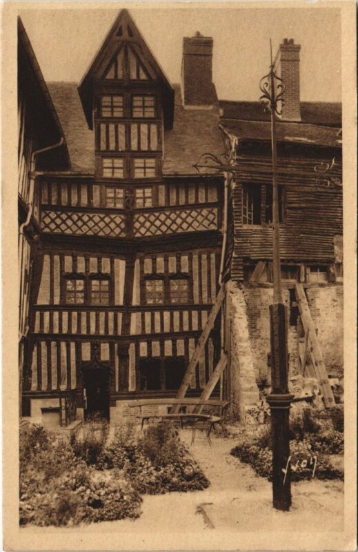 Carte postale ancienne Lisieux Cour de Manoir de la Salamandre à Lisieux