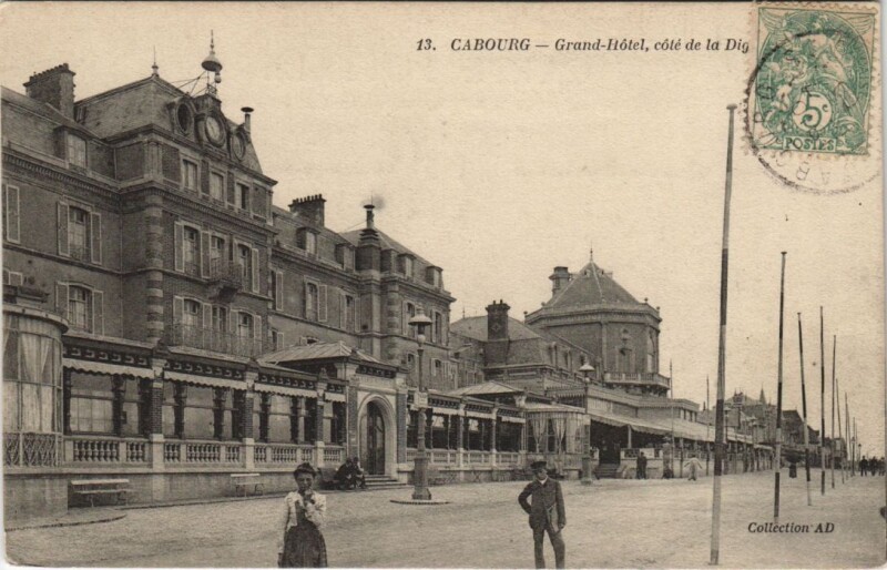 Carte postale ancienne Cabourg Grand-Hotel - Cote de la Digue à Cabourg