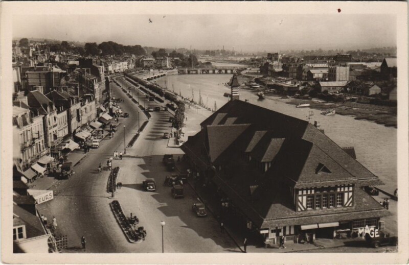 Carte postale ancienne Trouville-sur-Mer Vue sur la Poissonnerie et la Touques à Touques