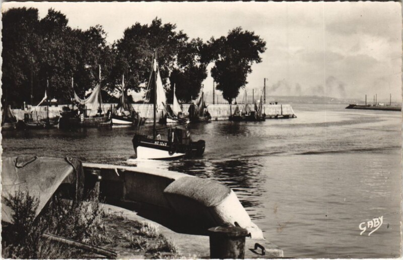 Carte postale ancienne Honfleur Bateau Entrant au Port à Honfleur
