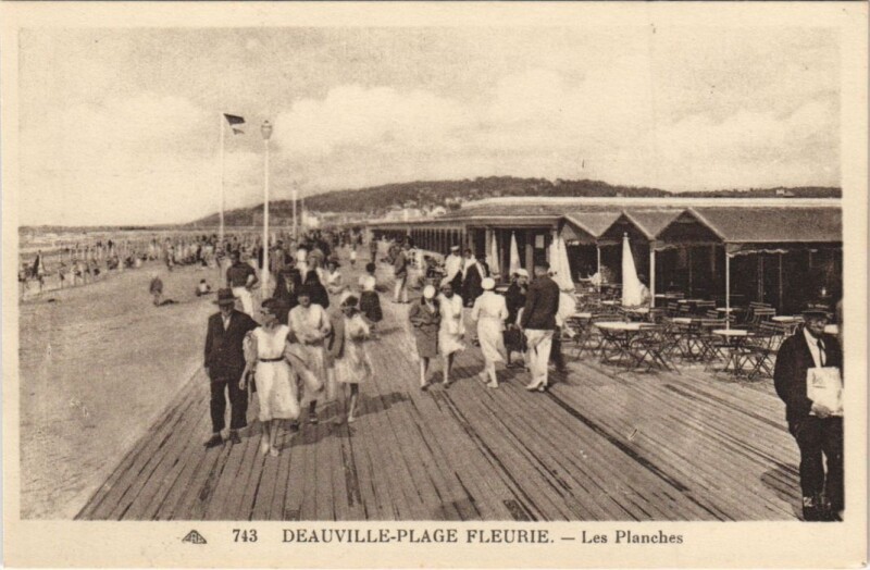 Carte postale ancienne Deauville Les Planches à Deauville