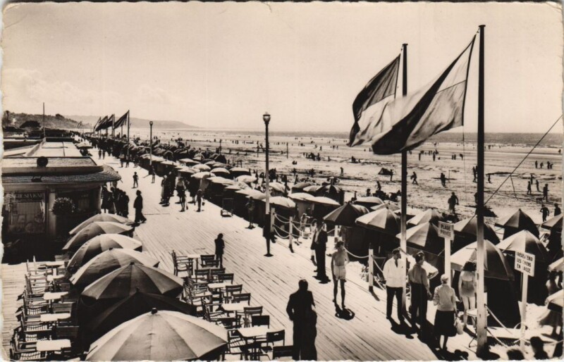 Carte postale ancienne Deauville Les Planches et la Plage à Deauville