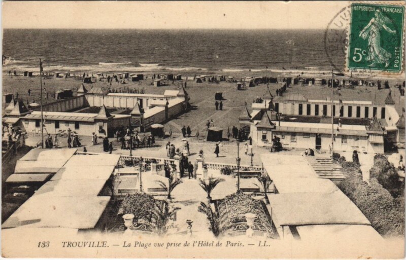 Carte postale ancienne Trouville-sur-Mer La Plage Vue prise de l'Hotel de Paris à Trouville-sur-Mer