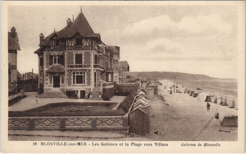 Carte postale ancienne Blonville-sur-Mer Les Cabines et la Plage vers Villers à Blonville-sur-Mer