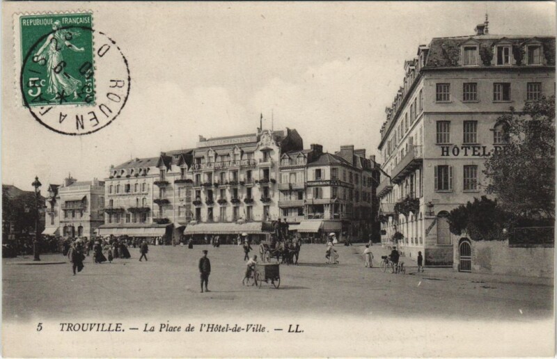 Carte postale ancienne Trouville-sur-Mer La Place de l'Hotel de Ville à Trouville-sur-Mer