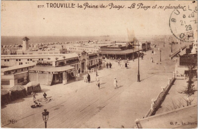 Carte postale ancienne Trouville-sur-Mer La Plage et ses Planches à Trouville-sur-Mer