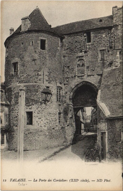 Carte postale ancienne Falaise La Porte des Cordeliers à Falaise