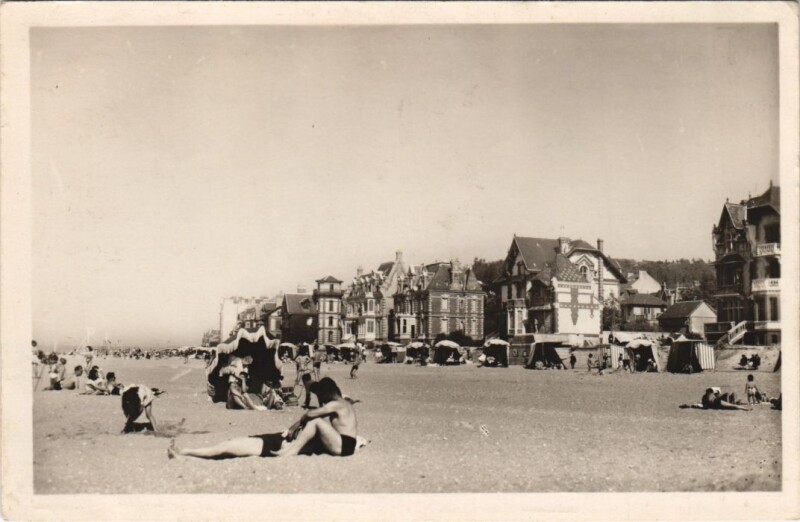 Carte postale ancienne Houlgate La Plage et la Digue à Houlgate