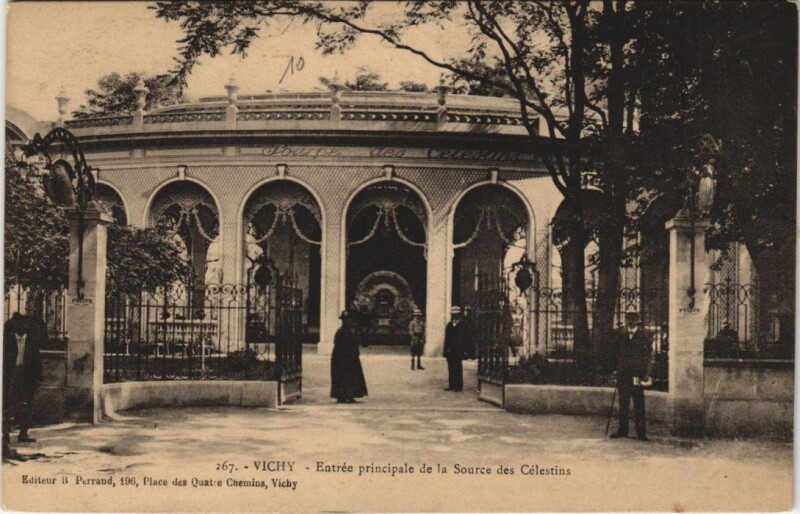 Carte postale ancienne Vichy Entree principale de la Source des Celestins France à Vichy