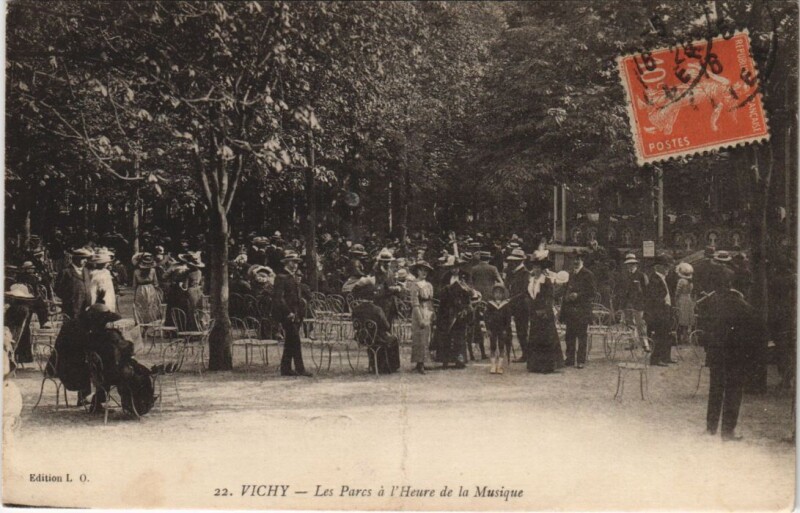Carte postale ancienne Vichy Les Parcs a l'Heure de la Musique France à Vichy