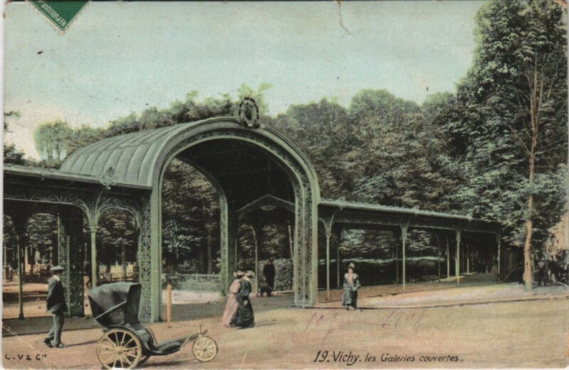 Carte postale ancienne Vichy Les Galeries couvertes France à Vichy