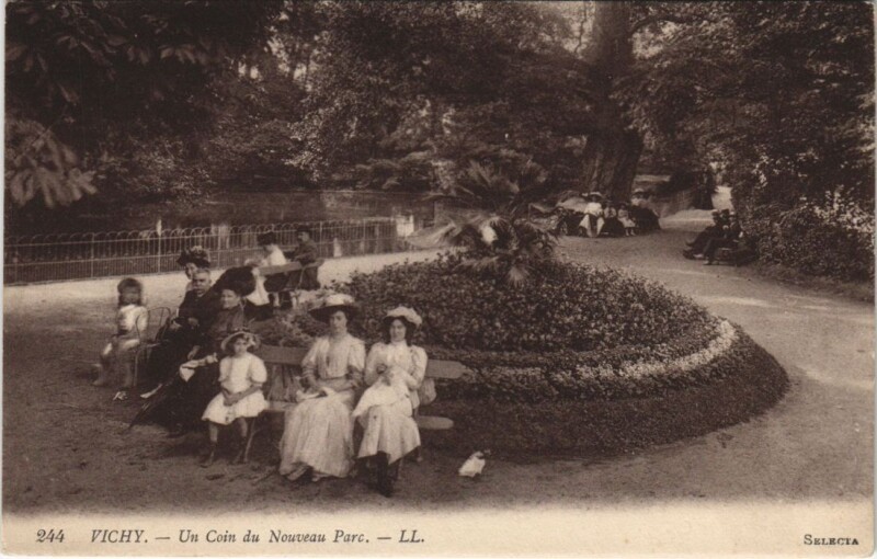 Carte postale ancienne Vichy Un Coin du Nouveau Parc France à Vichy