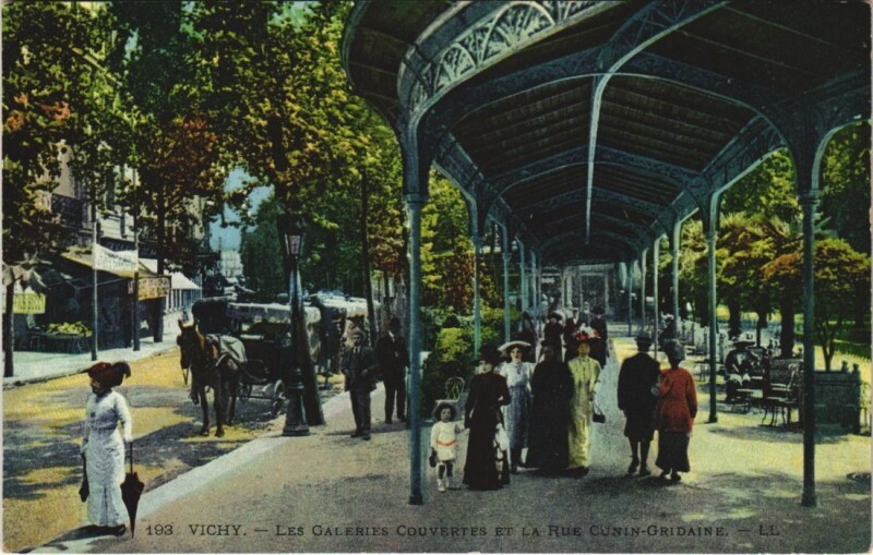Carte postale ancienne Vichy Les Galeries couvertes France à Vichy