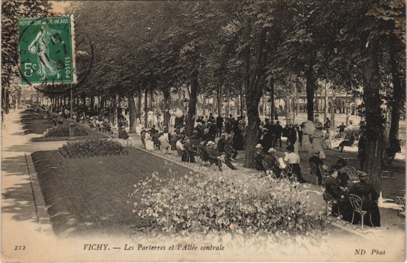 Carte postale ancienne Vichy Les Parterres et l'Allee centrale France à Vichy