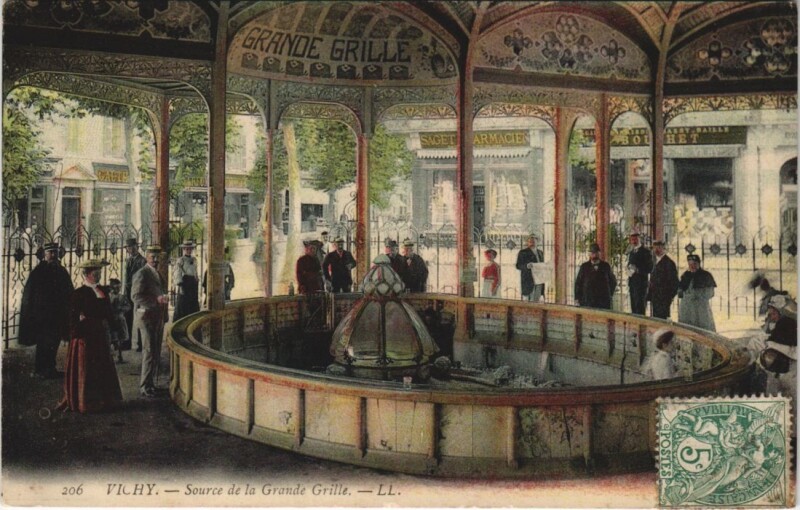 Carte postale ancienne Vichy Source de la Grande Grille France à Vichy
